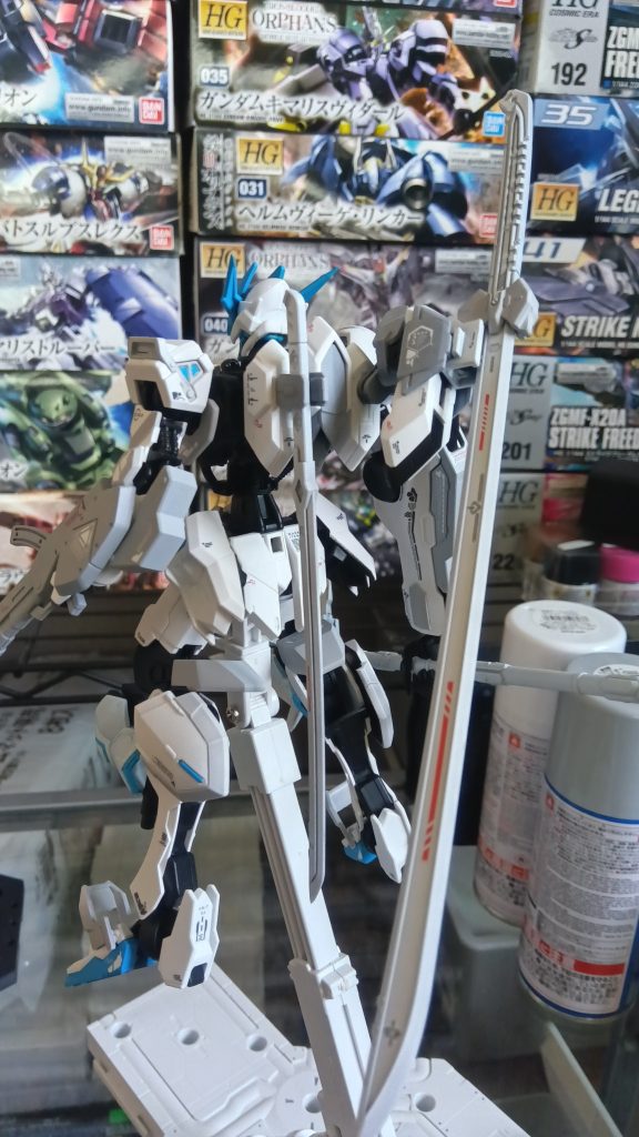 背面太刀もMGのものなのでとても大きいですね。好きです。