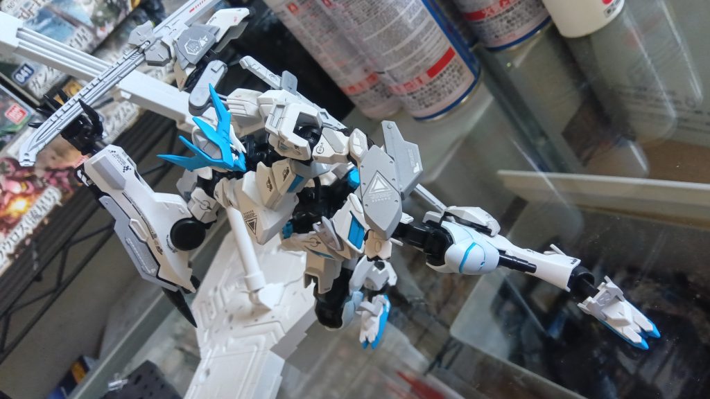 背中にマウントしている太刀はこんな風に取り出せます。