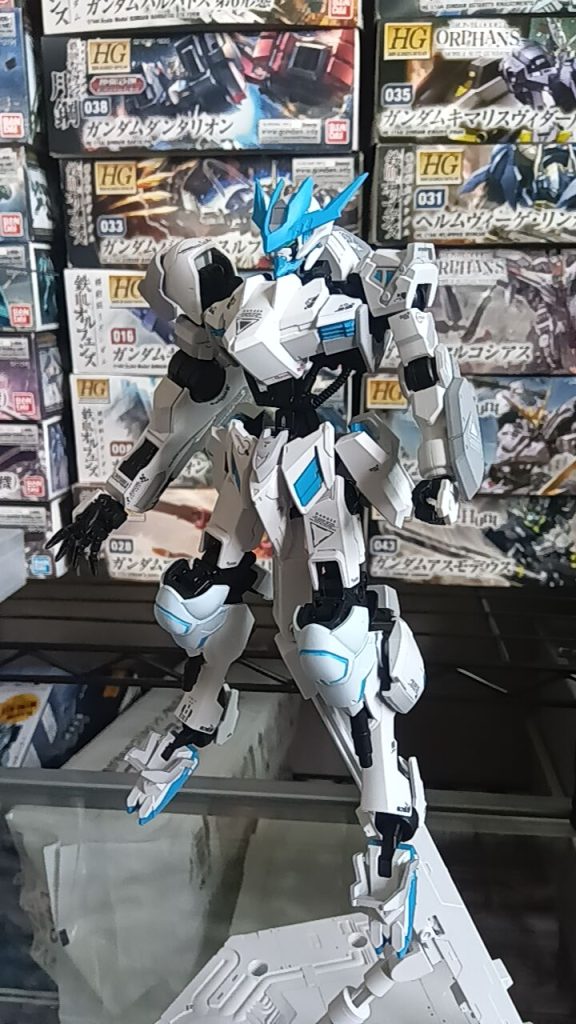 足は常に曲がっているので伸ばすと長いです。