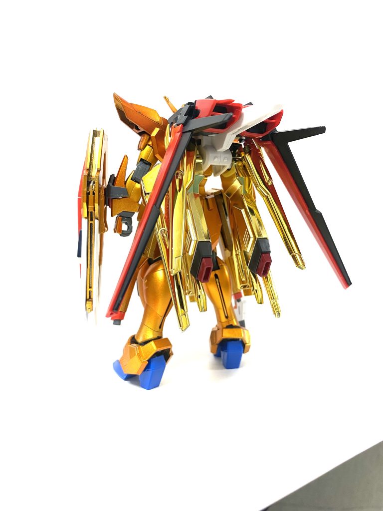 エールストライカーのスラスターをアカツキのドラグーンに置き換えました。ドラグーン側が3ミリポリキャップなので無改造で取り付けれました。エールストライカーのビームサーベルのマウントパーツは3ミリ軸で可動できるので余ったランナーを切って、ドラグーンと3ミリ軸の接続パーツを作りました。簡単に作れるので、https://bandai-hobby.net/item/6036/オプションパーツセット ガンプラ 01 (エールストライカー)改造パーツにオススメです。☆*:.。. o(≧▽≦)o .。.:*☆