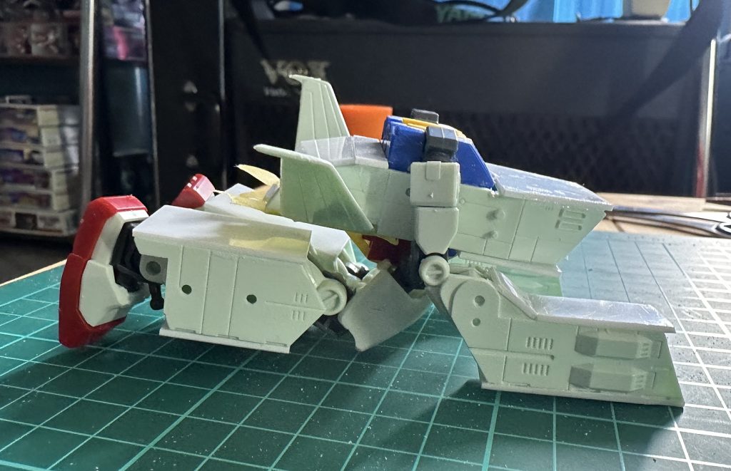 腰のパーツ外したおかげで、戦艦スタイルに変形可能に!!でも、足首と青い胴体があるせいか、木馬というよりも、犬?っぽく。そして、最初の完成に戻る。