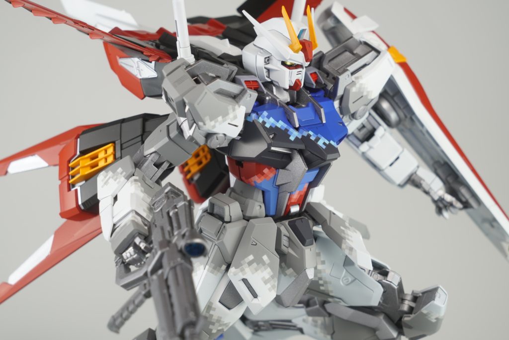 胸部は黒から青へ、腕や足はグレーから白へ色が変化しているイメージ。