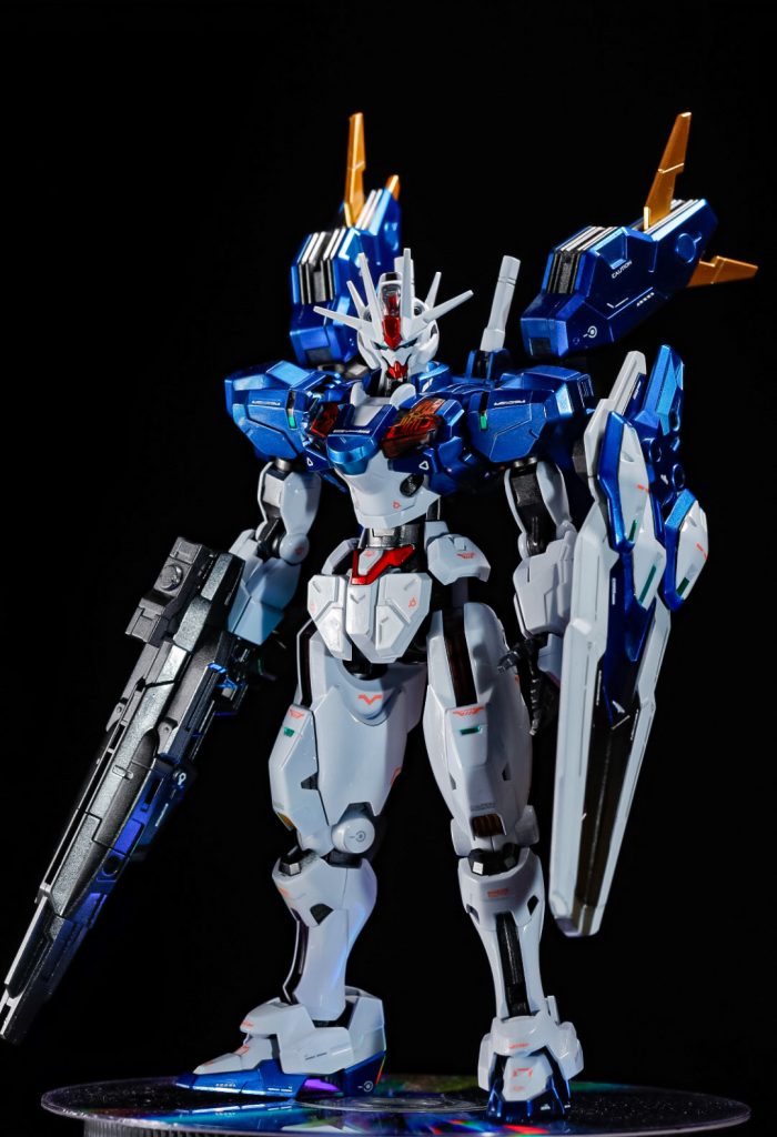 今回の製作はよく限定ガンプラである『チタニウムフィニッシュ風塗装』なるものを目指してやってみましたが何がどうやると正解なのかよくわからないままやってみた結果ただのメタリック艶あり塗装になっちゃいました。アボーン（ーー；）