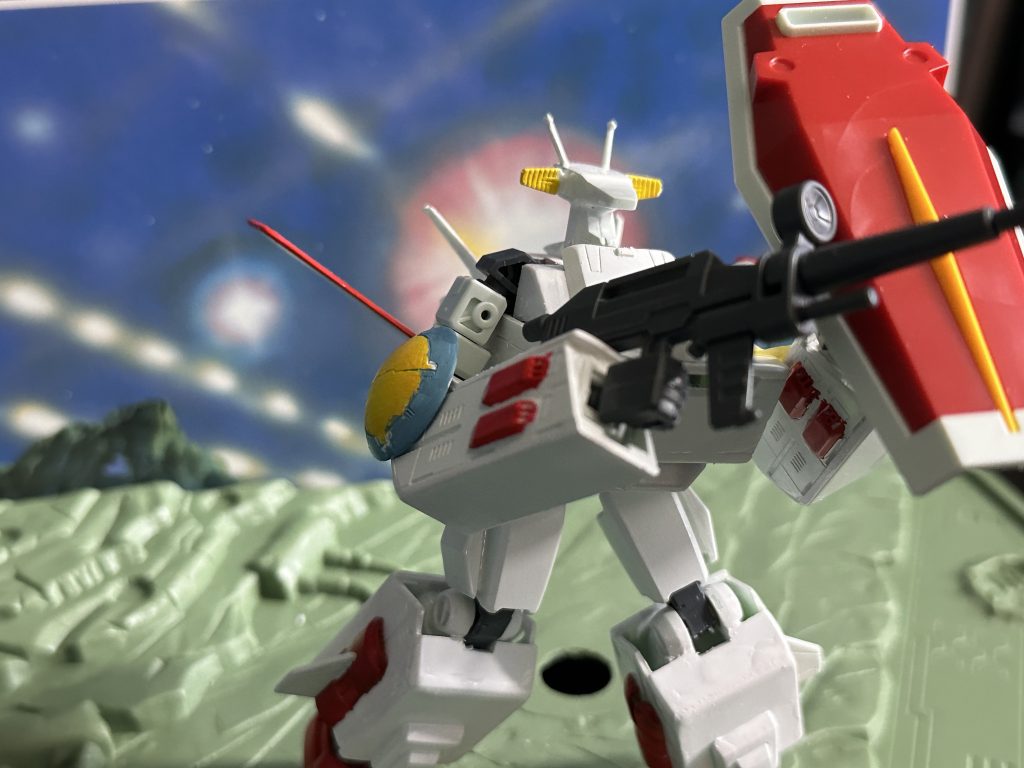 せっかくなので、手を付けてビームライフルとシールドを装着!!きっと、このサイズのビームライフルだったら、某宇宙戦艦の波動砲や某歌姫が出てくる戦艦の様に本体に付けていた方が良いんじゃないってふっと気が付く。いや、そんな事はない、デカい武器はロマンです。