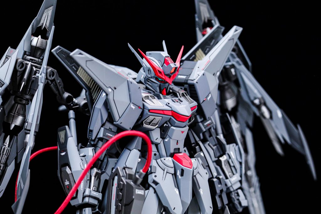 胴体、頭部はブリッツですが頭部後方にFAZZのアンテナを切断し移植しています。肩はRE100リントブルムの余剰でリバウの肩があまるので接続軸を新造し取り付け肩から腕にかけて付いているガード部分はパーフェクトストライクフリーダムの腰パーツを使っています。