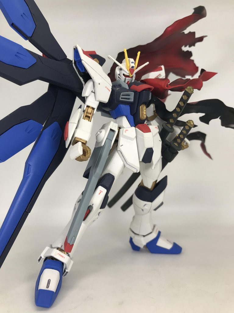 んで装着！！なかなか良い良い感じに？🤔これにガンプラ本体とマントに汚しを加えたら完成ですマントのなびきが上手く表現できないよっ！！って方は…色々な角度の写真も画像が小さいですが…載せておくので参考にしてください