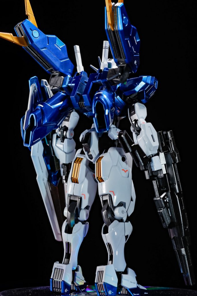 バックショット。カラーパーツはいつもやってるキャンディ塗装でサクサク終わったのですが問題は白パーツですね。これがどうやるとチタニウムフィニッシュ風になるのか試行錯誤でした😅