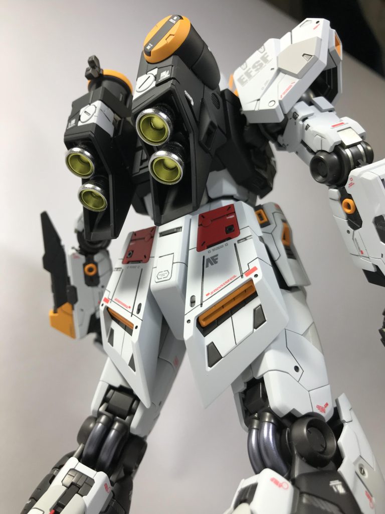 膝裏はクレオス のアイアン(乾いてから磨くやつ)、バーニアはフィニッシャーズのフォーミュラークローム、内側はその上にクレオス のGXメタルイエローで、自分なりにこだわりました。リアルな感じになってるでしょうか?🤔