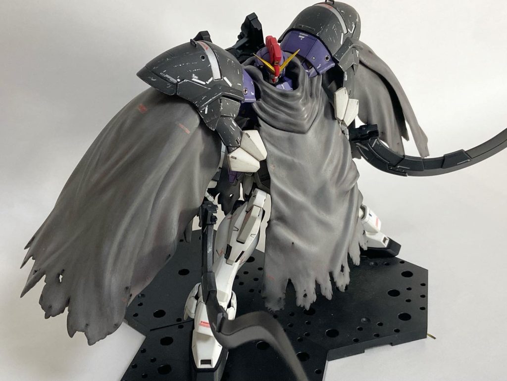 設定的にはアンチビームマント的なモノらしいですね?劇中では戦場に着くなりパージしていたのですが。使い古しかつ大気圏突入時のダメージでもう耐久限界だったのかな。