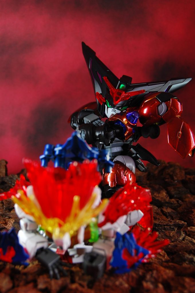 肩は特に可動改造してないので、アングルを利用してそれっぽい腕組みに。　元々腿と同様に肩もデフォルメを入れようと思ってましたが、大きくするとかなり干渉するので、肩のマッシブなシルエットはバックパックにやってもらう形にしました。ダブルオーとかと同じで、肩の機能と見た目を分離するやり方ですね。