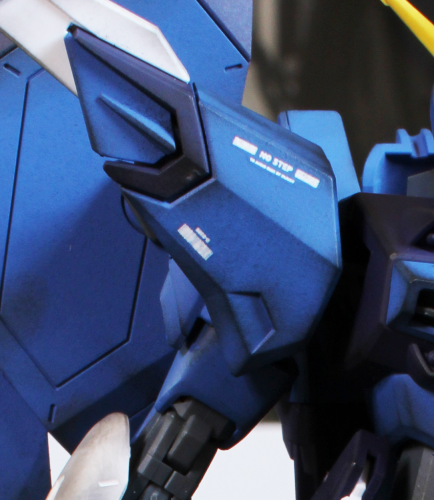 エッジのあたりは黒っぽくしています(gandam-hand2)