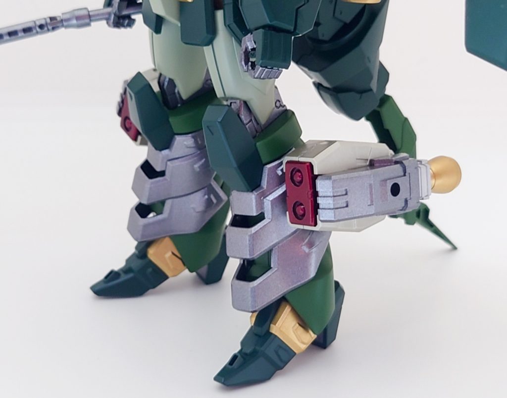 武器その3:ミサイルポッド両足に装備されたミサイルポッド!スラスターもついております。