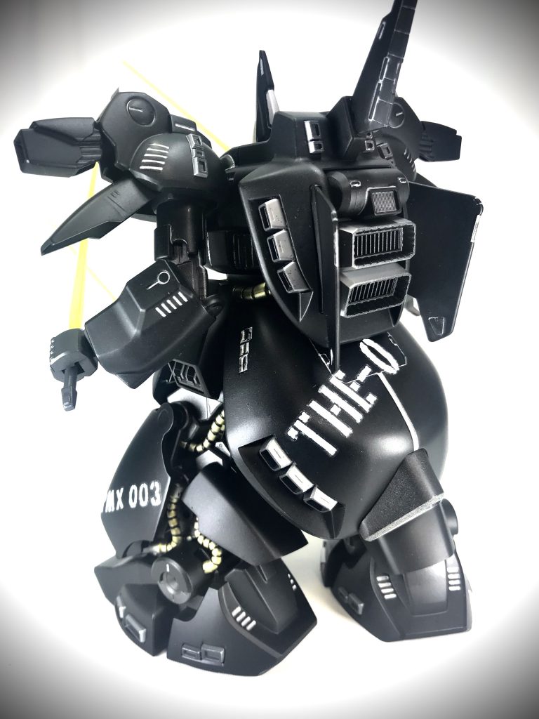 市販のデカールで機体名称、型番、プラス所属母艦をコーディネートあくまでもモノトーンを追求してますが、動力パイプなどに差し色でプラチナゴールドを使ってます