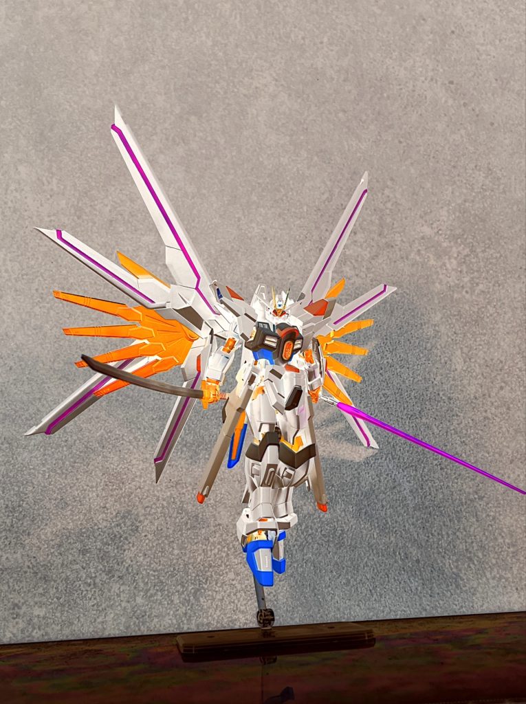 ネガ反転カラーをネガ反転することで、元のマイティーストライクフリーダムのカラーに戻ります（当たり前ですが笑）