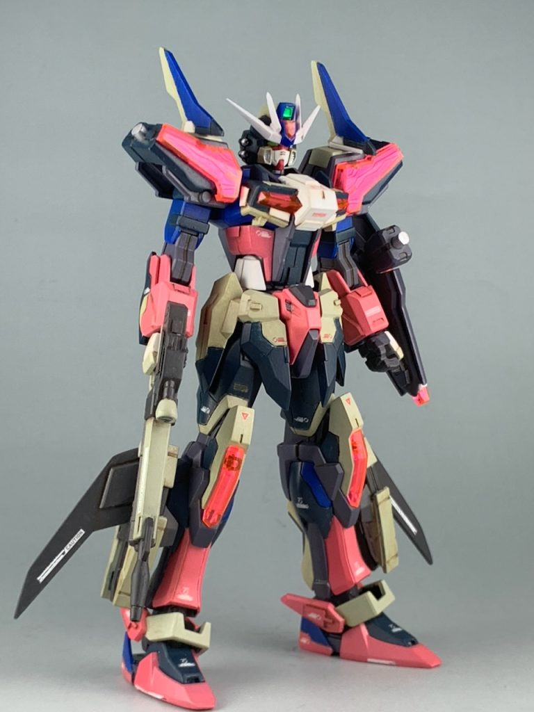 ストライク本体は足のサイドにブースターを追加しています。