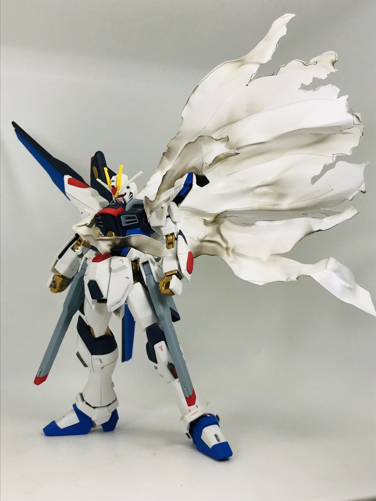 ある程度形になったらMSに装備させて形状を確認しましょう気に入らなかったらさらに切り取ったり、ライターで炙って調整してあげて下さいライターで炙ったので焦げてしまってる部分もありますが…これが焦げ下地となって塗装後良い感じになります🙄（笑）