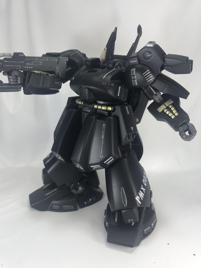 シールドがない機体は武装を構える時に片腕がもの寂しくなりますねスミイレはシルバーのエナメル塗料にてはみ出した部分はDAISOの電動消しゴムで消すと楽です