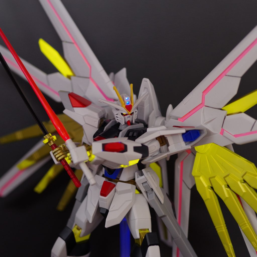 ビームサーベルとプラウドディフェンダーのピンクは蛍光ピンクで塗装