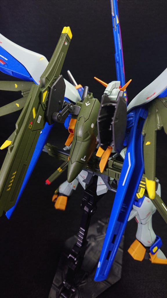 可変時の機首部分にイモータルジャスティスのパーツを使っているため、胸部パーツもイモータルジャスティスのモノになっていますなので、バックパックはイモジャを中心にデスティニーの羽根や武装を取り付けています特に頭を悩ませたのがアロンダイトと長射程ビーム砲の取り付け位置ですMS、MAどちらの状態でも違和感が無い取り付け方や場所を探すのに苦労しましたが、なかなかいい感じにまとめられたと思います