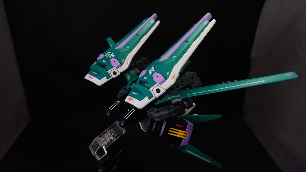 サブアーム4本のうち、2本をエールストライカーに装備させています元々あったビームサーベルを取り外し、3mmのピンバイスで穴を少し深くしてからボールデンアームアームズのパーツで作ったサブアームを接続していますサブアームの先にはHGストライクのシールドを取り付けているのですが、シールドの裏には3mmの穴を開けてHGストライクのビームサーベルを黒いマウントパーツごと接続していますビームサーベルの出力先を前に向けるため、黒いマウントパーツを3mmのピンバイスで貫通させてビームサーベルが前を向くように工夫しています