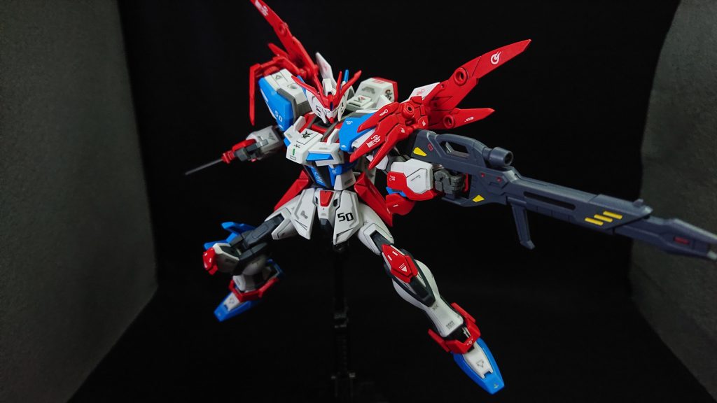 フライトアーマーと言うことで一応、鳥をイメージしてミキシングしてみました鳥のイメージから機動力を重視した機体を想定していますこれまではスラスターなどを追加することで、機動力の向上を試みていましたが、今回はその逆で武装などをあまり盛らないことで機体を軽くする、そんな機動力の向上に挑戦してみました機体名も鳥にちなんで、英語で猛禽類を意味する“ラプター”にしてみました