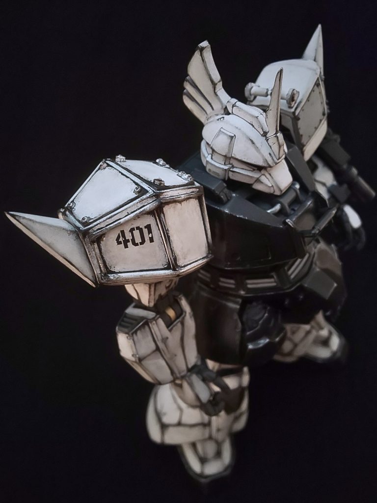 全体をプラ材やエポキシパテで形状変更しています。右肩はプラ板箱組みで一回り大きくなってます。パイプやボルト等で強引にくっつけた感。　