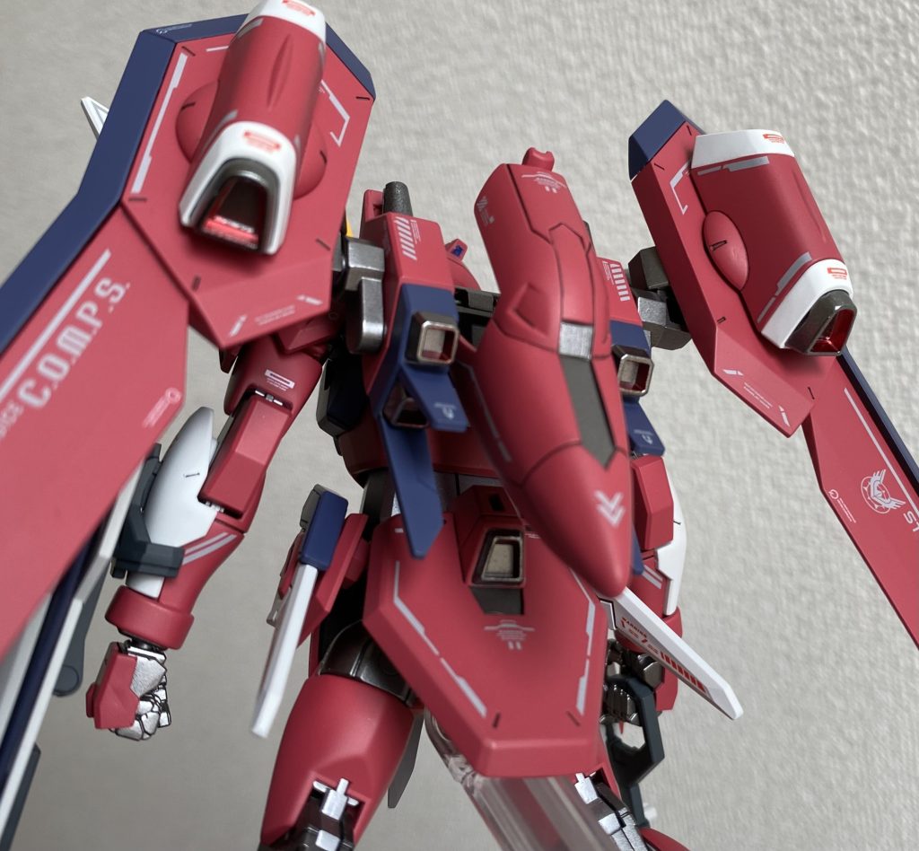 スラスターの中もフレームメタリック、キャンディレッド、スターブライトアイアンで塗り分けしました。