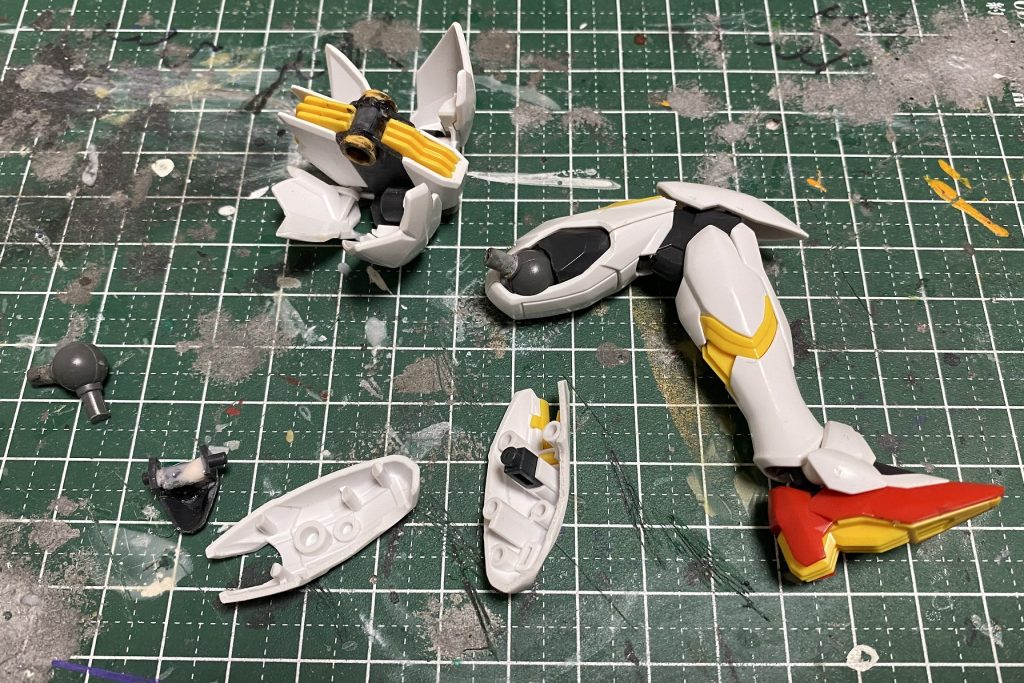 股関節はコトブキヤのHIPS関節を仕込んで可動域を拡大。ついでに腰もやや広くなりました。