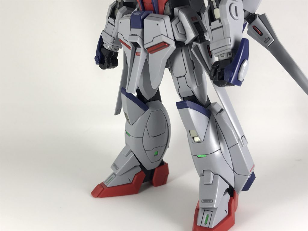 手首にパーツを追加して隙間埋めの効果と少し腕を長く見せてます。