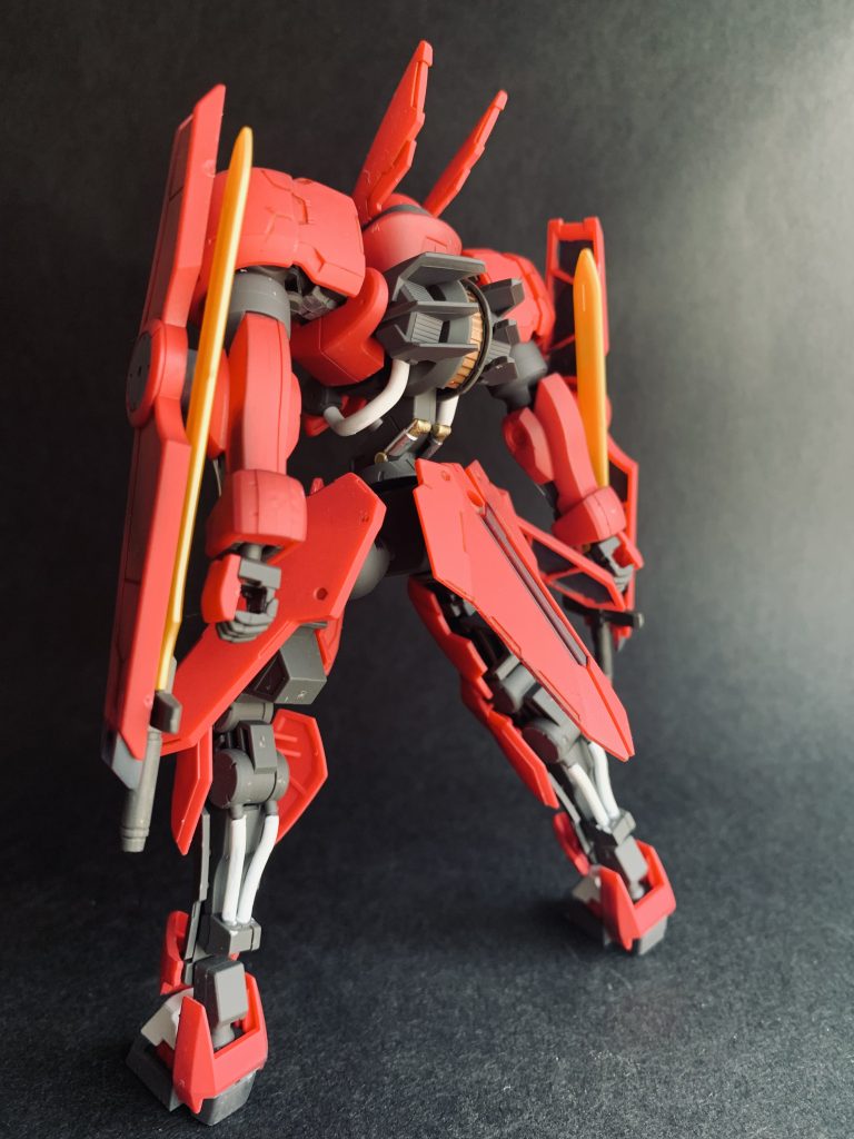 チューブ？とジェネレータの辺りを部分塗装しました。バーニアのフィン状のパーツも塗ればよかったかしら。