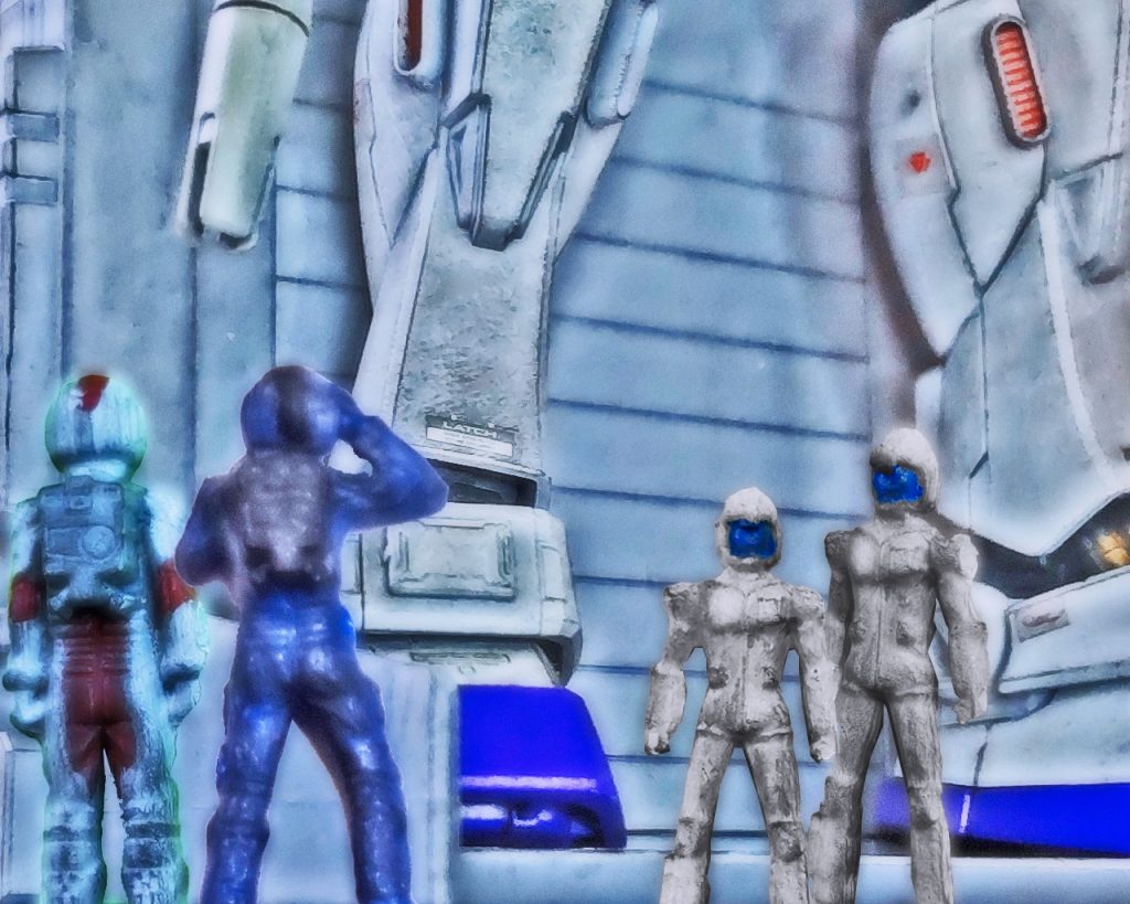 「よぉ、来たかご両人」床に着地した2人は1人の整備兵と鉢合う。「おやっさん、行けるか?」「もちろんだ。と言ってもやってるのは若い連中だがな」「泡食ったみたいになっているな。無線が混線している」「腕は悪くねぇが、ほとんど実戦を経験をしていないヒヨッコ共だからなぁ」ゼノと親しく話すのはMS整備チーム隊長のベイカー・フレックスだ。「ヒヨッコねぇ…」ゼノは横目チェスターを見る。「…何です？」「別に」チェスターは少し不満気な表情をしたが、気を取り直しゼノに聞く。「中尉はフレックス大尉と長いんですか?」「まあな、開戦前からルナツーで世話になっている」「わしはコイツの新人の頃から知っている」「そんな長いんですか」すると先程から仕切っていた整備兵が3人の元へ降りてくる。「大尉！ガンダムいつでも出せます！」「そうか、ほんじゃA班はエアロックに待機。ああ、ちょい待ち少尉」「何でしょう?」「2人にはちゃんと紹介しとらんかったな。ガンダムを担当しているモーラ・バシットだ。若いお嬢さんだが腕は一番良い」「御手柔らかにお願いします」モーラはそういうと敬礼する。ベテランのベイカーに比べて長身の彼女は背筋がピンと伸び若々しさが溢れていた。ゼノとチェスターも応える様に敬礼する。「よろしく少尉。良かったなおやっさん。良い跡継ぎが出来たみたいで」「言ってもわしの専門は戦闘機やボールなんかのポッドだ。MSなんて新しい分野は若い奴らの方が数段詳しい」「いえ、大尉の豊富な経験がなければ現場は纏りませんよ」モーラはすかさずフォローする。「よく仕込んでるじゃないか」「そういうお前さんも前より良い顔になったみたいだな。少しは吹っ切れたかの？」ゼノは一瞬困った表情をしたが笑ってみせた。ゼノとチェスターは話もそこそこにコクピットへ向かった。