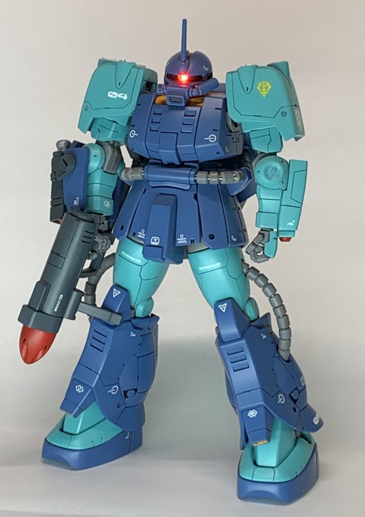 グリーン系の色が思ったよりエメラルドな感じになってしまいました。本当は全体的に白っぽくしたかったんですが…。まぁこれはこれで良いということにしておきます。コンプレッサーの調子が悪くなり新しくエアテックスのAPC018を購入して初塗装です。以前は20年くらい前に買ったタミヤのエアブラシがセットの物を使ってました。パワーが全然違って想定以上に光沢感が出ました。楽になりました。