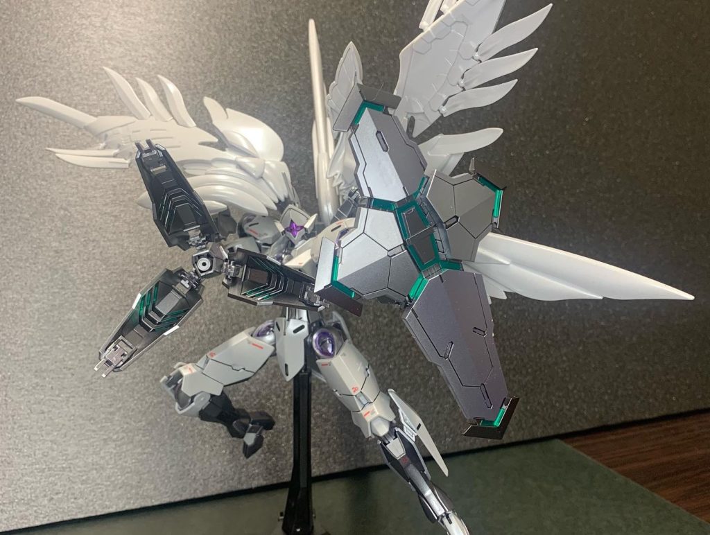 でかい盾にアシンメトリーな腕と大きな翼ロマン機体じゃない？？？