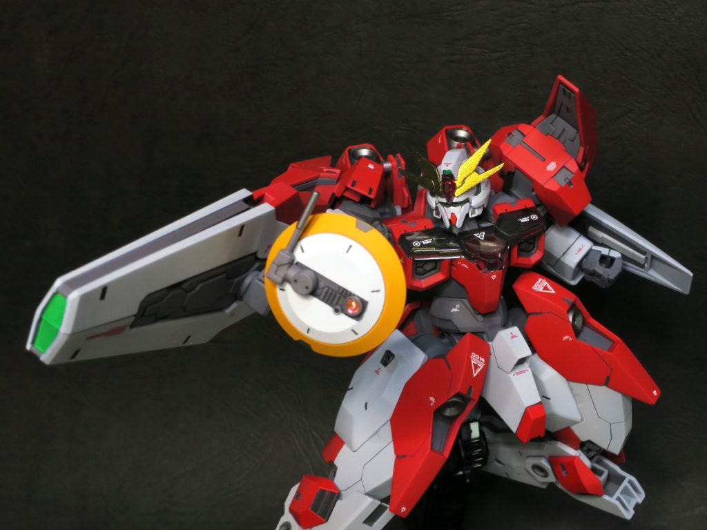 デカいレドームがついた武器ってかっこよくないですか…!?元々背部についているフェーズドアレイキャノンを手持ちできるように改造、レドームを加え砲口部にはクリアパーツを自作して取り付けました。高速移動しながらも照準をブラさず狙い撃てるイメージです。