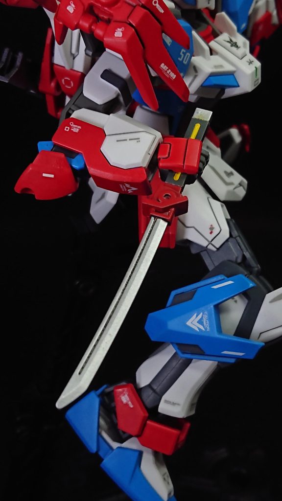 武装はコンパクトで最小限のモノにしたかったので、武装の基本であるビームライフルと、機動力を活かした攻撃をするために忍刀のような刀身の短い刀だけにしました塗装ハゲが恐いので納刀はしませんwシールドは軽量化のため今回は無しです