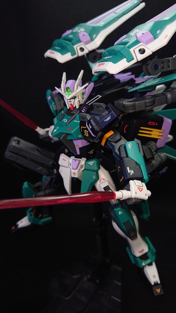 エールストライカーから取り外したビームサーベルは両腕にある接続穴に付けさせてもらいましたオプションパーツセットはビームサーベルの黒いマウントパーツが3mm軸になっているので改造しやすくて良いですねｗ