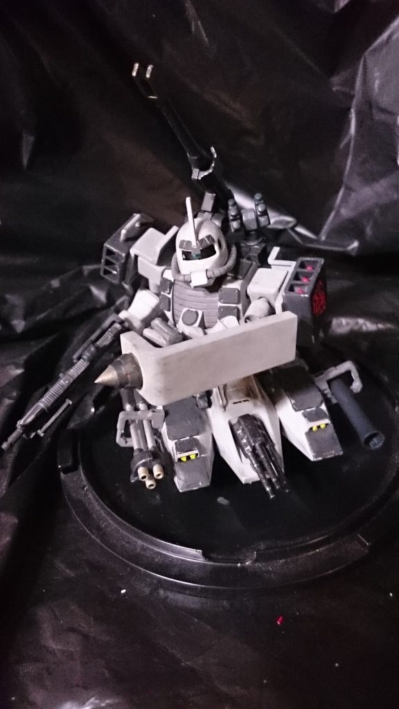 ほかにいくらでもまともな機体があったというのに、なぜそれを選んだのかは本人のみぞ知るところであるが、彼はザクタンクを自分好みにチューナップをして愛機とした。