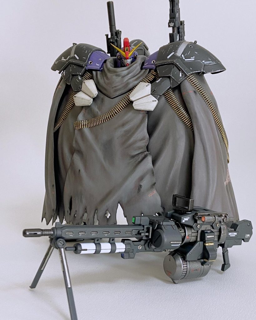 いい感じに使い倒した感のあるマントの質感と、架空のオリジナル銃器、マントに巻いた弾倉ベルトがこだわりポイントです。