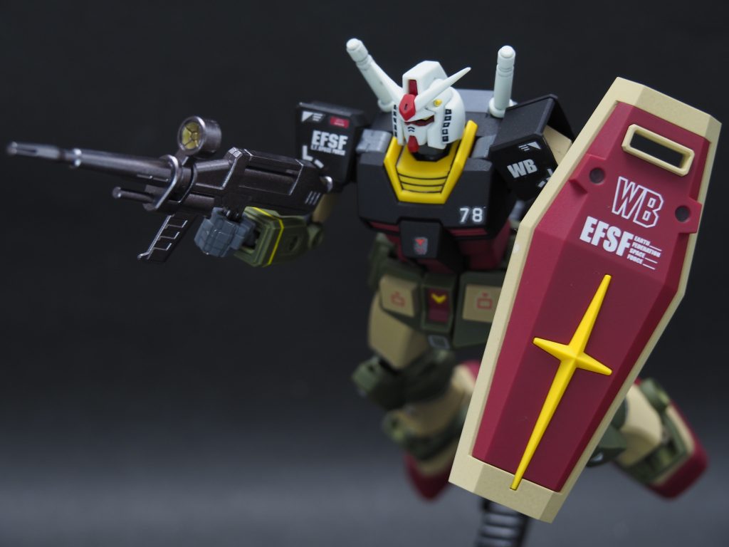 塗装に際して配色をネットで調べましたが、リアルタイプカラーにも色々あるみたいで…ロボット魂ANIMEにリアルタイプと劇場版ポスター仕様の2種類あり配色やマーキングがかなり異なっていました。今回は劇場版ポスターをベースに肩を黒くしてみました。