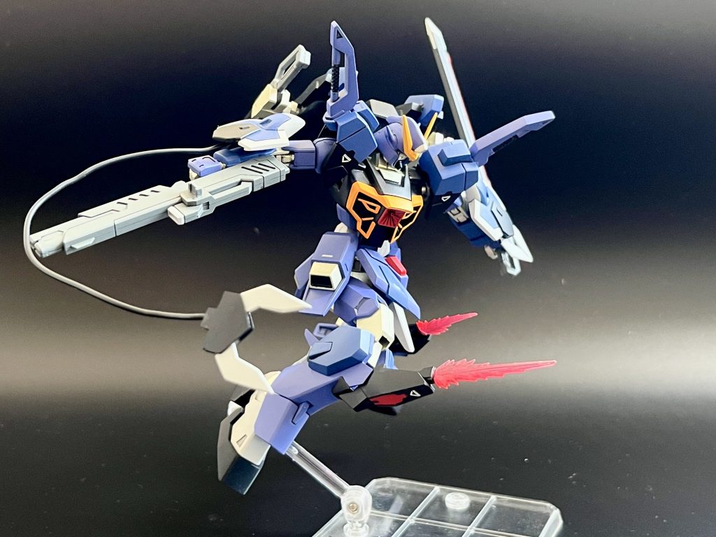 脚部ビームソードパンツァーアイゼンで敵を引き寄せてからの膝蹴り!ファウンデーション製ソードカラミティにはアーマーシュナイダーは無い。その代わりに脚部ビームソードは取り外しができビームナイフとしても使用可能。