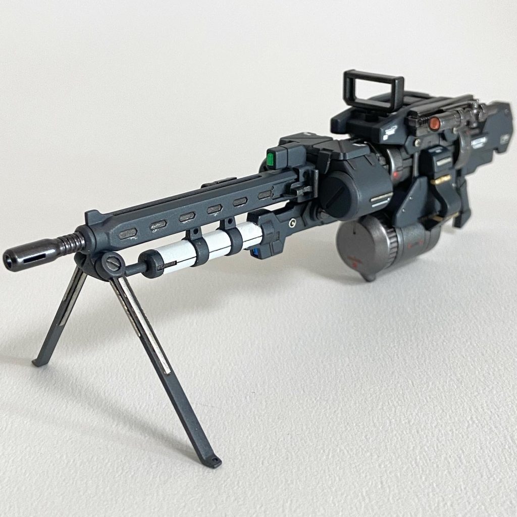 手持ちのジャンクパーツ組み合わせで作ったこちらの銃器は、命名「バスターヘヴィマシンガン」‼︎強い他にアサルトライフルとショットガンを持たせて火力増強してあります。