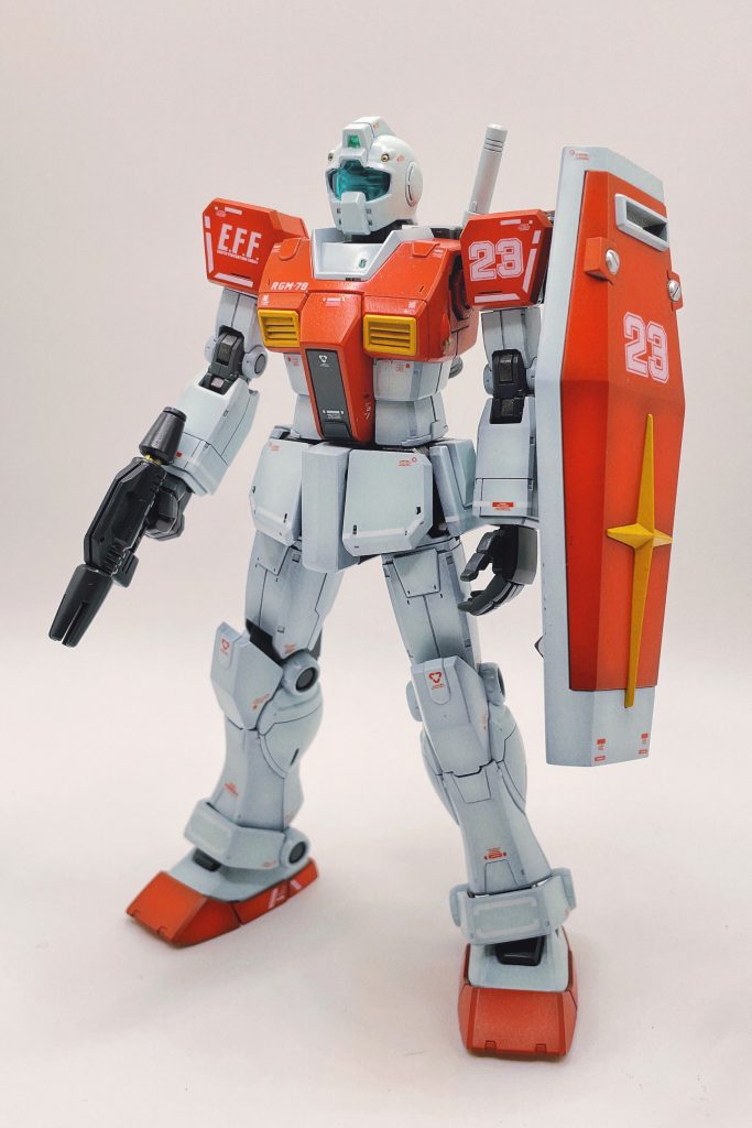 オリジン系HGで作成しているため、ディティールは素晴らしいですね！頭の顎のオミット、肩の横幅拡張、腰中央をHGジムから移植、盾はオリジンガンダムより。あと、バックパックと足は・・・オリジンジム系の何だったかな・・・（汗