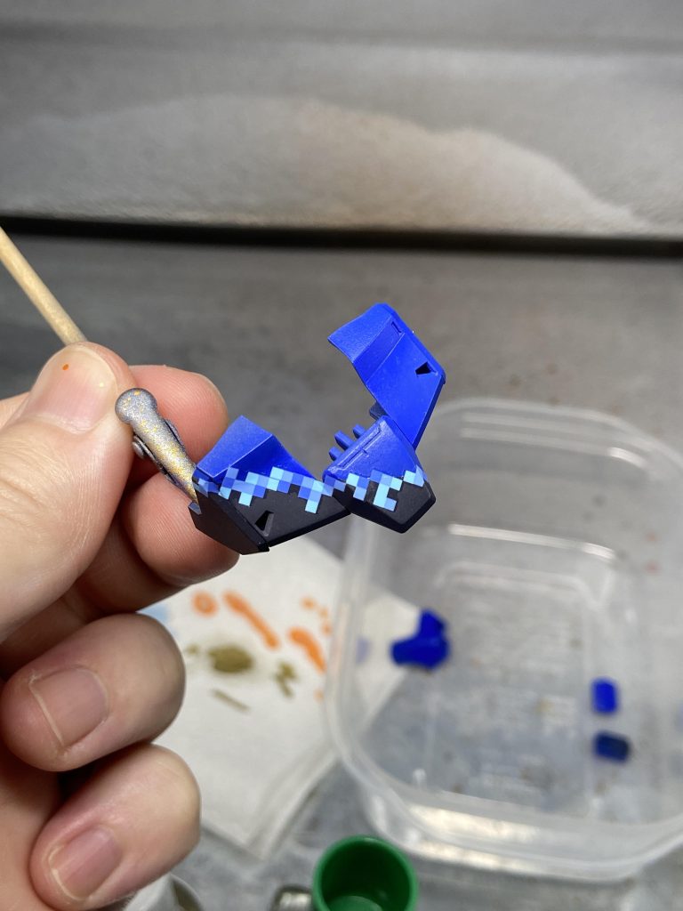 フェイズシフト装甲展開後のカラーを塗ってから、境界にピクセル迷彩デカールを貼っています。