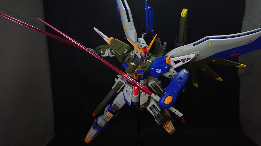 機体カラーは他の方の作品と被らない様に左右非対称なカラーリングにしてみましたオールラウンダーなデスティニーのイメージに合わせて、近接戦の青と砲撃戦の緑、そして差し色にオレンジと黄色を混ぜてまとめてみていますこれまでも左右非対称のカラーリングには挑戦してきましたが、その中でも今回は特に上手く出来たのではないかと手応えを感じていますｗ