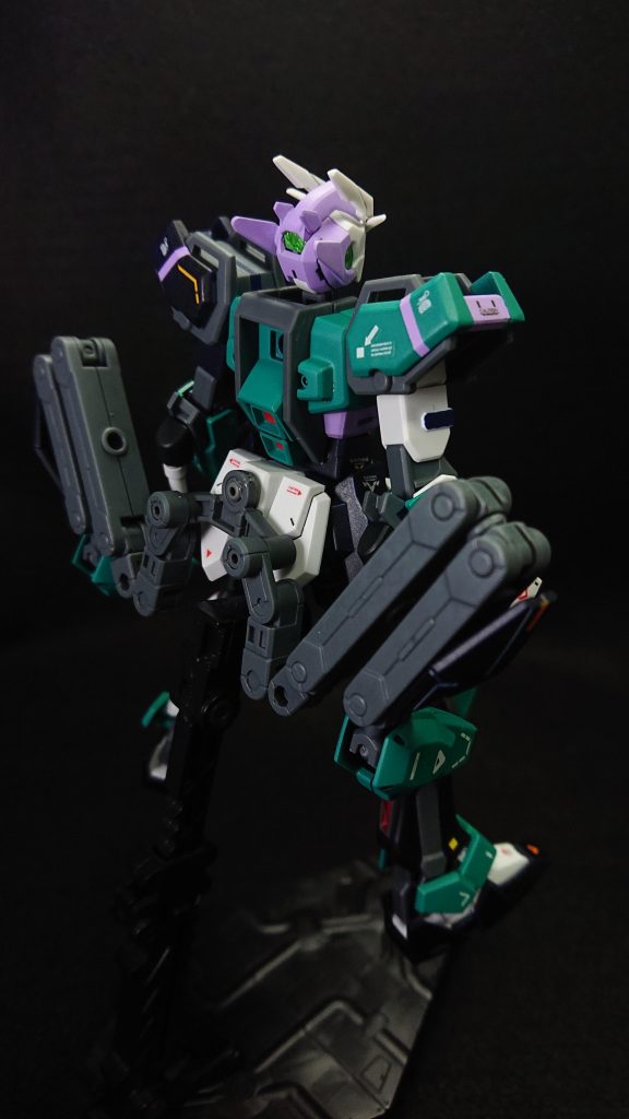 残りの2本のサブアームはリアスカートに接続していますこのサブアームはバトルアームアームズやジャンクパーツを使って組んでみましたアームの先にはダリルバルデの腕を接続しています以前投稿した“ケンプファー(近接強襲型)”でも使っていたのですが、個人的にこれがかなり気に入っていたので、今回ストライクにも採用させてもらいましたｗ