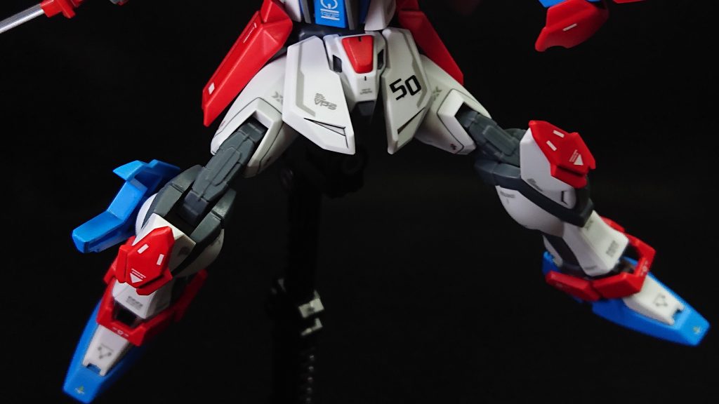 初の試みとして膝に3mmの穴を開けて追加のアーマーを付けてみました失敗を考えるとなかなか穴を開ける踏ん切りがつきませんでしたが、やってみると良い感じに落ち着いたので、今後のミキシング改造に取り入れていきたいと考えていますあまりシンプルなのも面白みが無いので、右足だけにアーマーを追加することで全体のシルエットにアクセントを加えてみました