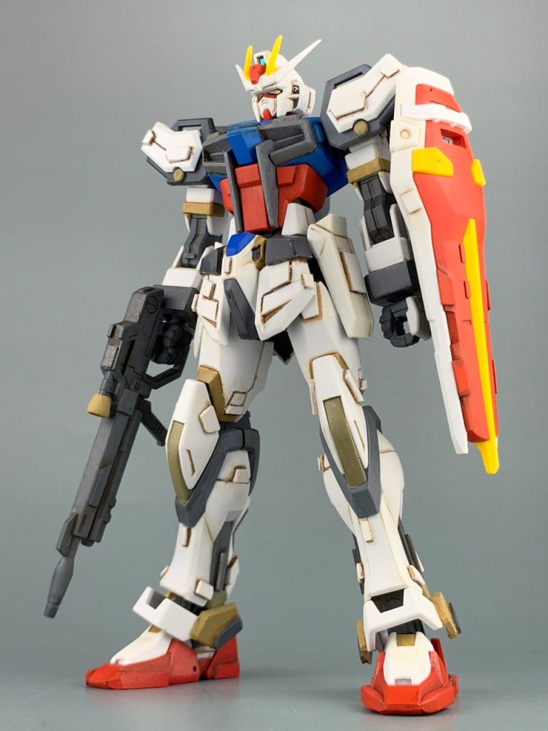 ストライクガンダム本体はセイラマスオさん風のディテールを入れています。塗料も水性塗料を使っています。 