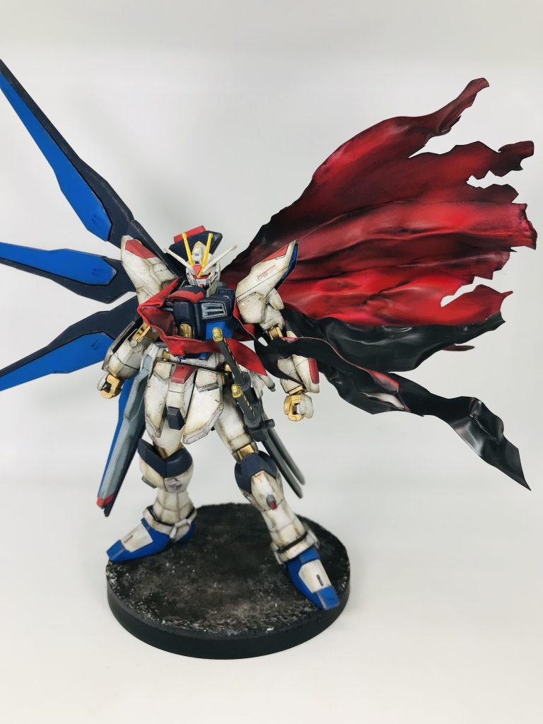 まずは完成したマント作品をご覧下さいMS本体はゴールド部分のみゴールドで筆塗り塗装してます＋ガンプラにヘアーだけ奪われて捨てられた安物の美少女プライズフィギュアの台座に…シーナリープラスターをぶっかけて、100均の缶スプレーで塗装した簡易台座も作ってみました