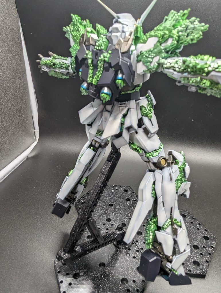 写真では伝わらないけど光に当たると白の装甲が緑がかります。