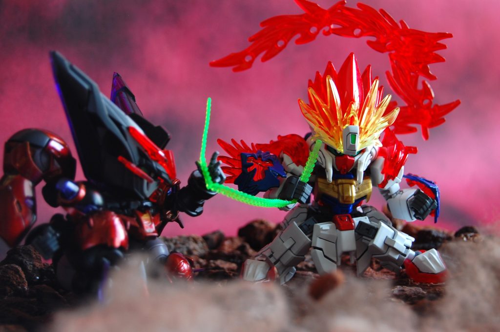 　　SDイラストで稀にある、膝がフロントアーマーより前に出ちゃうやつ。　元々はつくる気なかったシャイニングですが、やられた時の白目など、シャイニングがいることでマスターの表現がけっこう引き出された気がします。ギアナ高地っぽいジオラマなど作るものが芋づる式に増えていって面倒さもありましたが、結果的に作って正解でした。